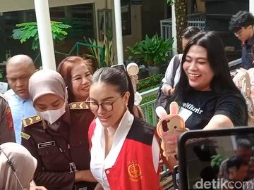 Nikita Mirzani Jadi Buruan Selfie Meski Tangan Diborgol