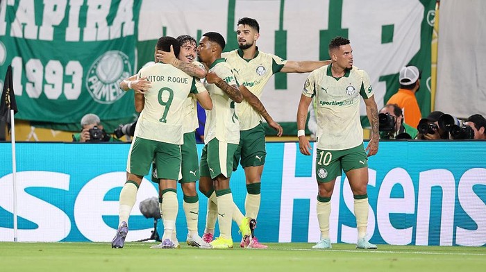 palmeiras inter miami vs palmeiras piala dunia antarklub 2025 MIAMI GARDENS, FLORIDA - JUNE 23: Mauricio #18 of Palmeiras celebrates scoring his teams second goal with Vitor Roque #9, Paulinho #10, and teammates during the FIFA Club World Cup 2025 group A match between Internacional CF Miami and SE Palmeiras at Hard Rock Stadium on June 23, 2025 in Miami Gardens, Florida. (Photo by Hector Vivas - FIFA/FIFA via Getty Images)