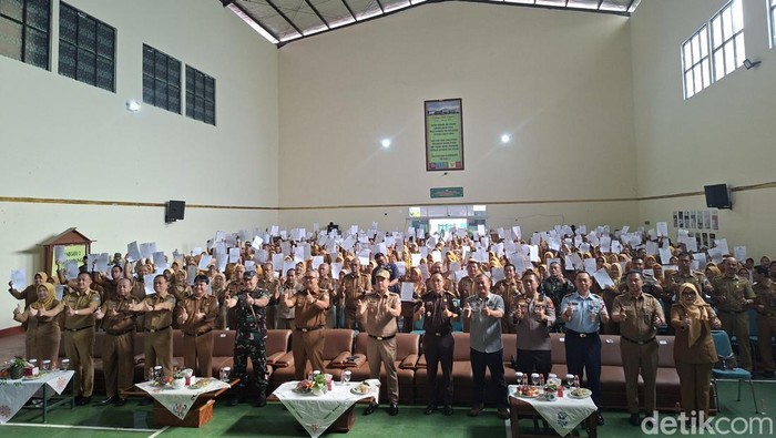 Para Kepsek tingkat TK hingga SMP di Kota Bandung. Para Kepsek tingkat TK hingga SMP di Kota Bandung tandatangani pakta integritas tidak akan berlaku curang di pelaksanaan SPMB 2025.