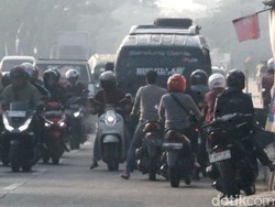 Hii.. Galaknya Pengemudi Lawan Arus di Jalan Bandung-Garut