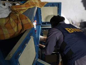 BNNP Jateng Geledah Rumah Pengedar Narkoba Tegal, Temukan Sabu 490 Gram BNNP Jateng Geledah Rumah Pengedar Narkoba Tegal, Temukan Sabu 490 Gram