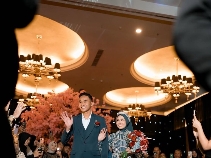 Pesepakbola Rizky Ridho telah mempersunting wanita pujaannya, Sendy Aulia.
