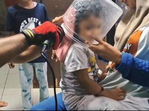 Kepala Nyangkut di Toples Kerupuk, Balita Temanggung Dilarikan ke Markas Damkar