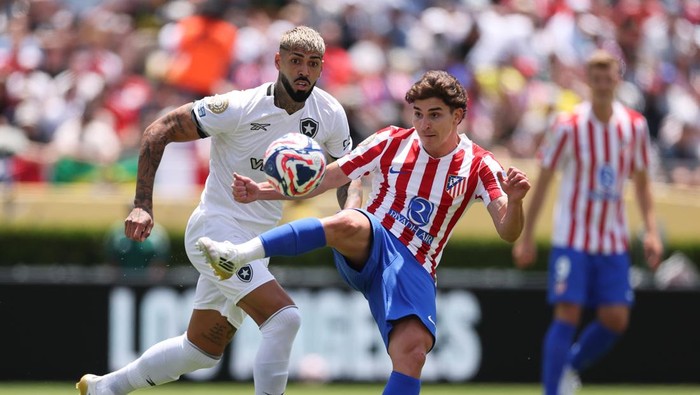 Piala Dunia Antarklub 2025 PASADENA, CALIFORNIA - JUNE 23: Julian Alvarez #19 of Atletico De Madrid looks to controls the ball while under pressure from Alexander Barboza #20 of Botafogo during the FIFA Club World Cup 2025 group B match between Club Atletico de Madrid and Botafogo FR at Rose Bowl Stadium on June 23, 2025 in Pasadena, California. (Photo by Alex Pantling - FIFA/FIFA via Getty Images)