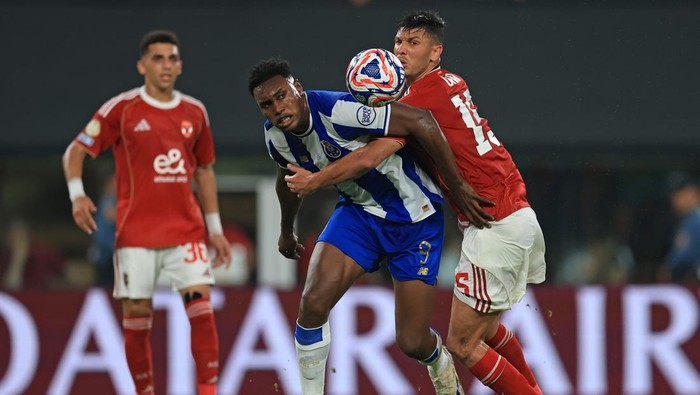 Piala Dunia Antarklub 2025 EAST RUTHERFORD, NEW JERSEY - JUNE 23: Samu Aghehowa #9 of FC Porto is held back by Achraf Dari #15 of Al Ahly FC during the FIFA Club World Cup 2025 group A match between FC Porto and Al Ahly SC at MetLife Stadium on June 23, 2025 in East Rutherford, New Jersey. (Photo by Dustin Satloff - FIFA/FIFA via Getty Images)