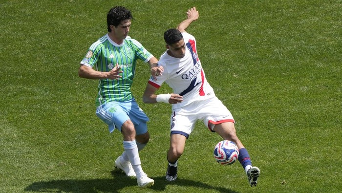Soccer Football - FIFA Club World Cup - Group B - Seattle Sounders v Paris St Germain - Lumen Field, Seattle, Washington, U.S. - June 23, 2025 Paris St Germains Achraf Hakimi in action with Seattle Sounders Paul Rothrock IMAGN IMAGES via Reuters/Stephen Brashear