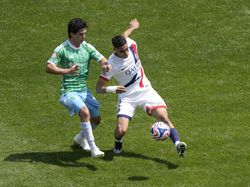 Enrique Kritik Lapangan di AS: Bolanya Lompat-lompat seperti Kelinci