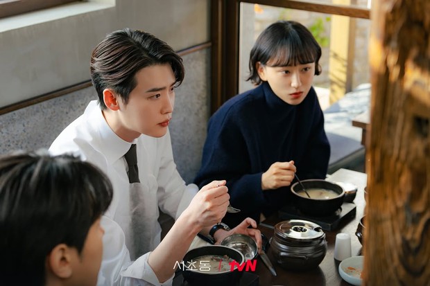 Potret Lee Jong Suk dan Ryu Hye Young di drama 'Law and The City'