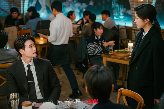 Potret Moon Ga Young dan Lee Jong Suk di drama 'Law and The City'