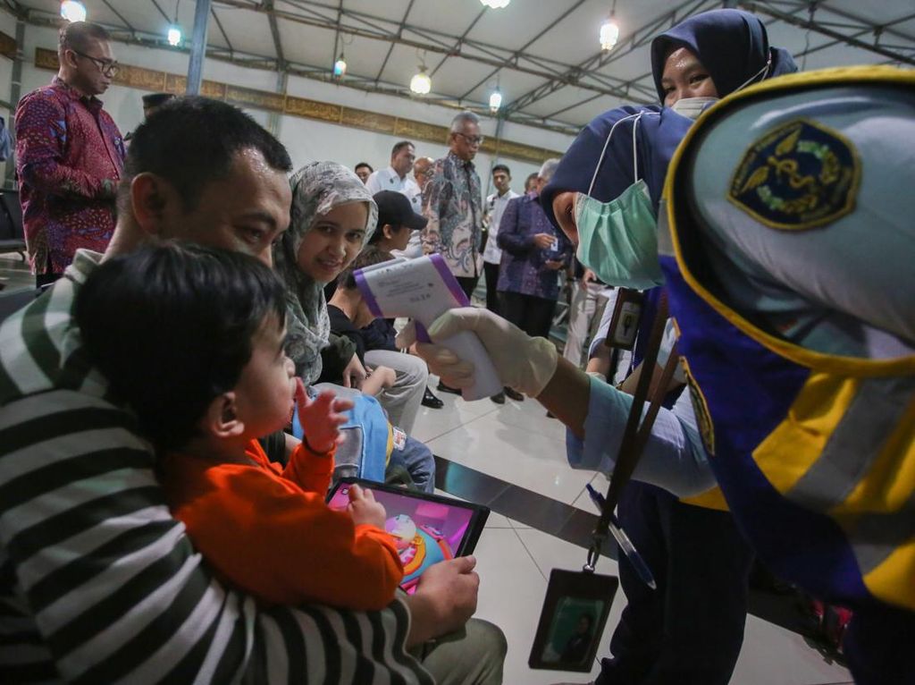 Potret WNI Tiba di Tanah Air Usai Dievakuasi dari Konflik Iran Potret WNI Tiba di Tanah Air Usai Dievakuasi dari Konflik Iran