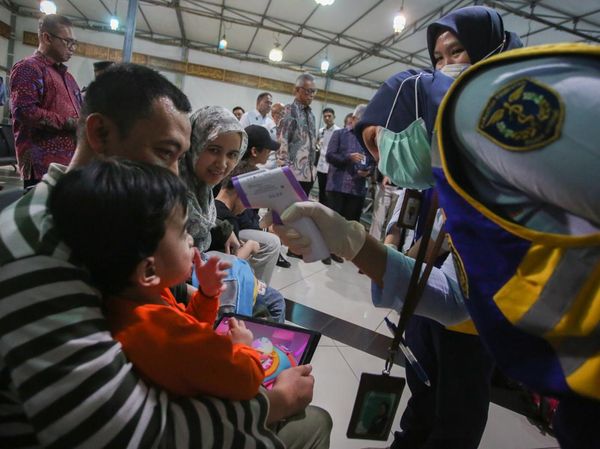 Potret WNI Tiba di Tanah Air Usai Dievakuasi dari Konflik Iran