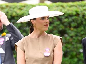 7 Gaya Putri Inggris Pakai Crop Top di Royal Ascot 2025, Langgar Aturan Busana 7 Gaya Putri Inggris Pakai Crop Top di Royal Ascot 2025, Langgar Aturan Busana