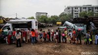 Ratusan Warga Muara Baru Rela Antre Demi Makanan Gratis
