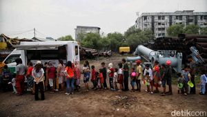 Ratusan Warga Muara Baru Rela Antre Demi Makanan Gratis
