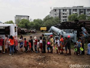 Ratusan Warga Muara Baru Rela Antre Demi Makanan Gratis Ratusan Warga Muara Baru Rela Antre Demi Makanan Gratis