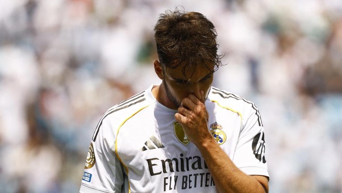 Soccer Football - FIFA Club World Cup - Group H - Real Madrid v Pachuca - Bank of America Stadium, Charlotte, North Carolina, U.S. - June 22, 2025 Real Madrids Raul Asencio walks off the pitch after being shown a red card REUTERS/Susana Vera