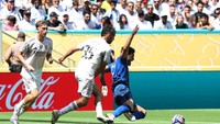 Di laga pembuka kontra Al Hilal, Asencio lakukan pelanggaran di kotak penalti dan bisa dikonversi Ruben Neves jadi gol (REUTERS/Susana Vera)
