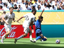 Di laga pembuka kontra Al Hilal, Asencio lakukan pelanggaran di kotak penalti dan bisa dikonversi Ruben Neves jadi gol (REUTERS/Susana Vera)
