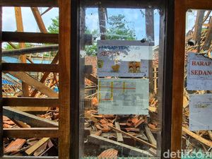 Penampakan Ruang Kelas Ambruk di Sukabumi: Atap Runtuh-Meja Tertimbun Penampakan Ruang Kelas Ambruk di Sukabumi: Atap Runtuh-Meja Tertimbun
