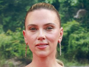 Video Scarlett Johansson-Jonathan Bailey Ikutan Tren Senyum Kim Seon Ho Video Scarlett Johansson-Jonathan Bailey Ikutan Tren Senyum Kim Seon Ho