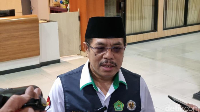 Sekretaris PPIH Debarkasi Surabaya Sugiyo di saat menerangkan soal penundaan kepulangan jemaah haji kloter 43 dan 44. Sekretaris PPIH Debarkasi Surabaya Sugiyo di saat menerangkan soal penundaan kepulangan jemaah haji kloter 43 dan 44.