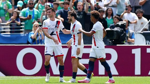 Soccer Football - FIFA Club World Cup - Group B - Seattle Sounders v Paris St Germain - Lumen Field, Seattle, Washington, U.S. - June 23, 2025 Paris St Germain's Khvicha Kvaratskhelia celebrates scoring their first goal with Fabian Ruiz and Desire Doue REUTERS/Agustin Marcarian