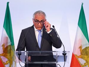 Sosok Reza Pahlavi, Putra Mahkota Iran yang Siap Ambil Alih Kekuasaan Khamenei Sosok Reza Pahlavi, Putra Mahkota Iran yang Siap Ambil Alih Kekuasaan Khamenei