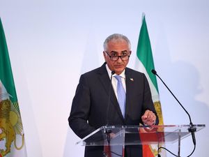 Video: TV Pemerintah Iran Diretas, Muncul Putra Mahkota yang Digulingkan