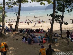 Musim Libur Sekolah, Pantai Mutiara Trenggalek Diserbu Wisatawan Musim Libur Sekolah, Pantai Mutiara Trenggalek Diserbu Wisatawan