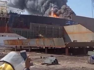 Video: Kapal Tanker Terbakar di Batam, 4 Orang Tewas Video: Kapal Tanker Terbakar di Batam, 4 Orang Tewas