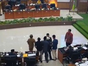 Viral Sidang Paripurna Ricuh, Ketua DPRD Deli Serdang: Hanya Salah Paham Viral Sidang Paripurna Ricuh, Ketua DPRD Deli Serdang: Hanya Salah Paham