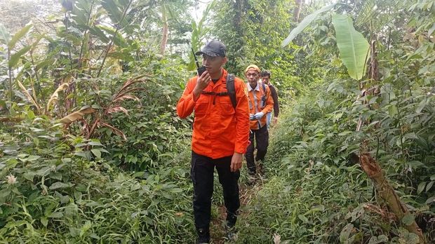 Tim SAR gabungan melanjutkan pencarian pria bernama Ayom (60) yang hilang di Gunung Salak, Bogor, Jawa Barat (Jabar). (dok Kantor SAR Jakarta)