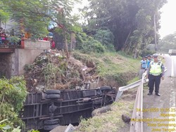 Sopir Loncat, Truk Boks Terguling Masuk Parit di Turunan Tembalang