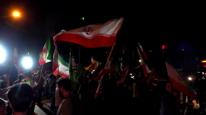 Warga Iran merayakan serangan Dewan Keamanan Nasional Iran mengonfirmasi sudah menyerang pangkalan militer utama Amerika Serikat (AS) di Qatar. Warga Iran merayakan serangan tersebut.