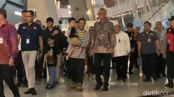 WNI dari Iran tiba di Bandara Soetta. (Dwi/detikcom) WNI dari Iran tiba di Bandara Soetta. (Dwi/detikcom)