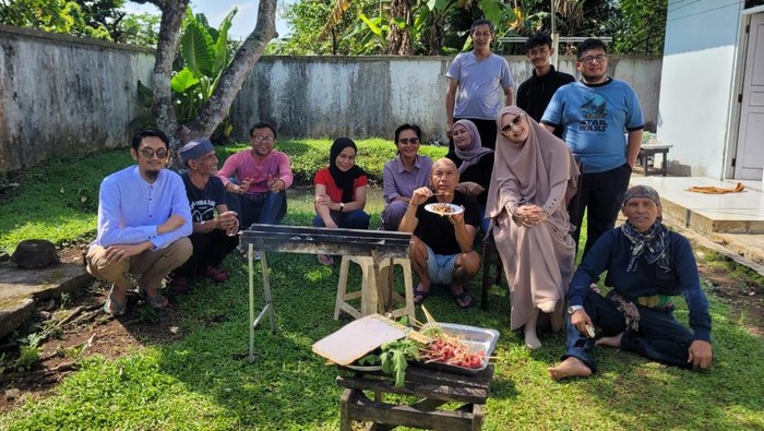 Yuke Dewa 19 Momen Yuke Dewa 19 merayakan Idul Adha bareng keluarga anak yang tertabrak mobilnya.