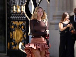 5 Gaya Lila Moss, Anak Kate Moss Pakai Baju Transparan di Pekan Mode Paris 5 Gaya Lila Moss, Anak Kate Moss Pakai Baju Transparan di Pekan Mode Paris