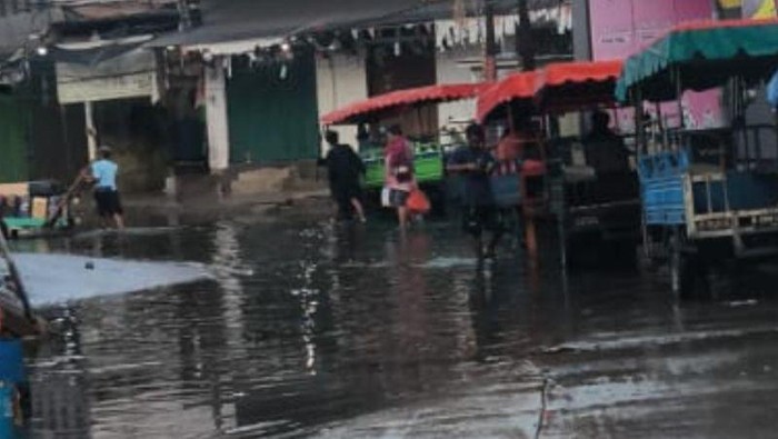 Banjir rob di Jalan Dermaga Ujung Muara Angke, Kelurahan Pluit, Kecamatan, Penjaringan Kota Jakarta Utara sudah mulai surut pada Rabu (25/6) pagi. ANTARA/HO-BPBD DKI Jakarta Banjir rob di Jalan Dermaga Ujung Muara Angke, Kelurahan Pluit, Kecamatan, Penjaringan Kota Jakarta Utara sudah mulai surut pada Rabu (25/6) pagi. ANTARA/HO-BPBD DKI Jakarta