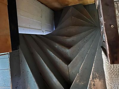 Mencekam! 6 Tangga Paling Bahaya yang Bikin Deg-degan