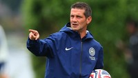 Sama dengan Sarri, gaji Cristian Chivu di Inter Milan juga 2,5 juta euro (Rp 48,2 miliar) per musim. Foto: REUTERS/Agustin Marcarian