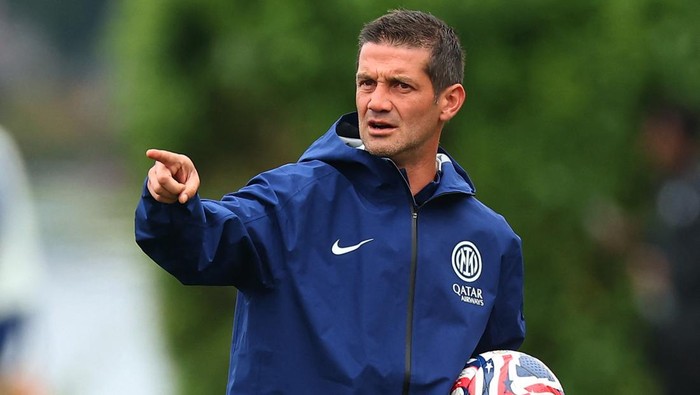 Soccer Football - FIFA Club World Cup - Inter Milan Training - Seattle Seahawks Training Centre, Renton, Washington, U.S. - June 22, 2025 Inter Milan coach Cristian Chivu during training REUTERS/Agustin Marcarian