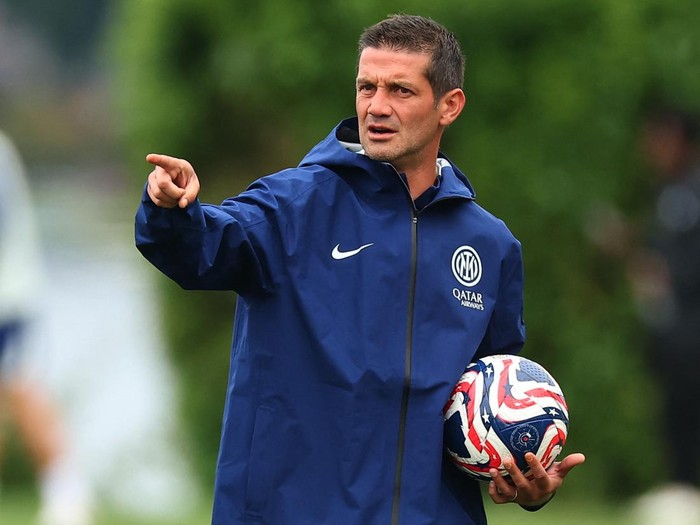 Soccer Football - FIFA Club World Cup - Inter Milan Training - Seattle Seahawks Training Centre, Renton, Washington, U.S. - June 22, 2025 Inter Milan coach Cristian Chivu during training REUTERS/Agustin Marcarian