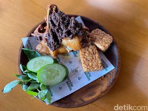Dapur Waris: Surganya Bebek Goreng Surabaya dan Ayam Gosong yang Unik Dapur Waris: Surganya Bebek Goreng Surabaya dan Ayam Gosong yang Unik