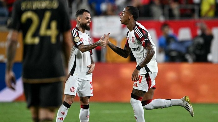 Flamengos Brazilian midfielder #64 Wallace Jan (R) celebrates with Flamengos Brazilian forward #30 Michael (L) after scoring a goal during the FIFA Club World Cup 2025 Group D football match between US Los Angeles FC and Brazils CR Flamengo at the Camping World stadium in Orlando on June 24, 2025. (Photo by PATRICIA DE MELO MOREIRA / AFP)