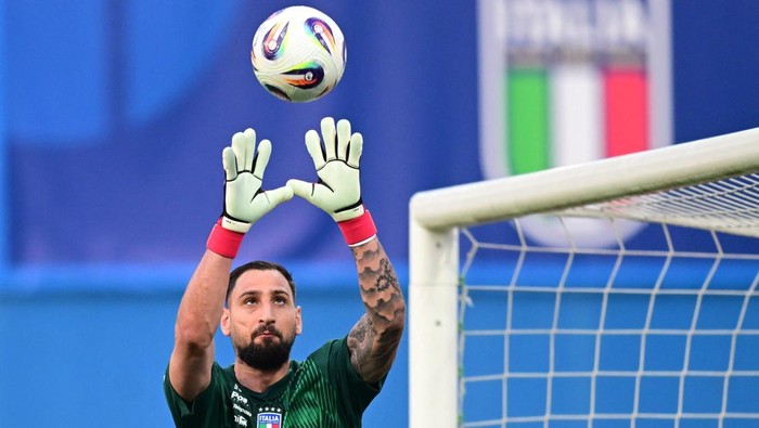 Soccer Football - World Cup - European Qualifiers - Group I - Italy v Moldova - Mapei Stadium, Reggio Emilia, Italy - June 9, 2025 Italys Gianluigi Donnarumma during the warm up before the match REUTERS/Daniele Mascolo