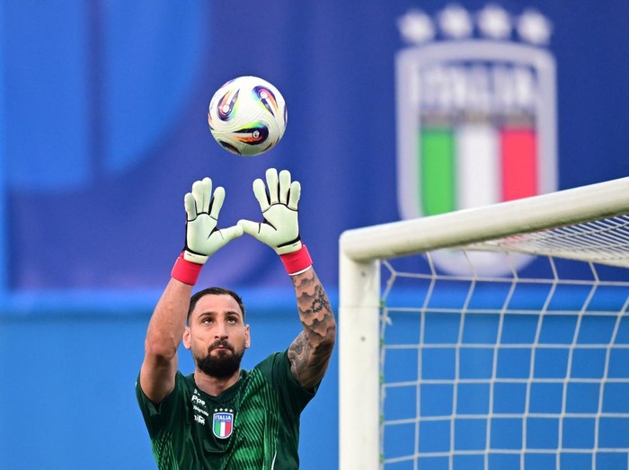 Soccer Football - World Cup - European Qualifiers - Group I - Italy v Moldova - Mapei Stadium, Reggio Emilia, Italy - June 9, 2025 Italy's Gianluigi Donnarumma during the warm up before the match REUTERS/Daniele Mascolo