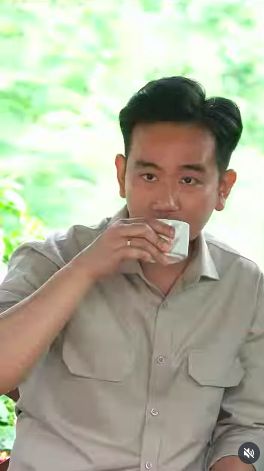 Saat menghadiri Panen Raya Kopi Ijen di Java Coffee Estate, Gibran Rakabuming mencicipi kopi ijen.