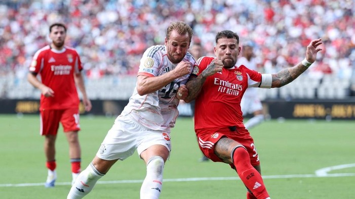 CHARLOTTE, NORTH CAROLINA - JUNE 24: Harry Kane #9 of FC Bayern Munchen battles for possession with Nicolas Otamendi #30 of SL Benfica during the FIFA Club World Cup 2025 group C match between SL Benfica and FC Bayern Mnchen at Bank of America Stadium on June 24, 2025 in Charlotte, North Carolina.   Kevin C. Cox/Getty Images/AFP (Photo by Kevin C. Cox / GETTY IMAGES NORTH AMERICA / Getty Images via AFP)