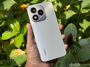 Mengenggam Honor 400 Lite Rasa iPhone 16 Pro