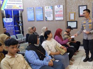 Kapolres Trenggalek Bagikan Gantungan Kunci Edukatif, Ajak Tertib Lalin Kapolres Trenggalek Bagikan Gantungan Kunci Edukatif, Ajak Tertib Lalin